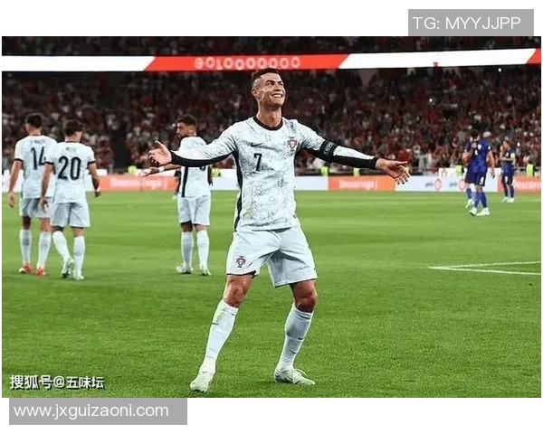 足球巨星C罗碎冰瞬间折射出的坚韧精神与无限追求的职业态度